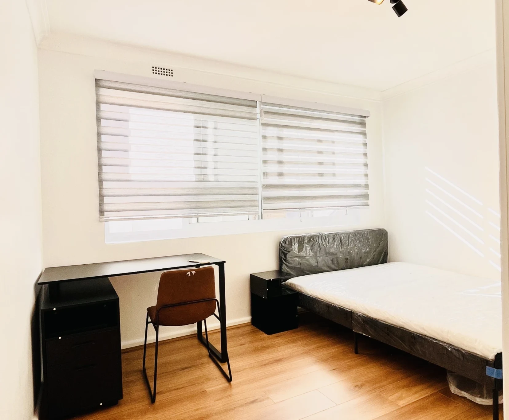 Private room with shared bathroom - student accommodation in Australia