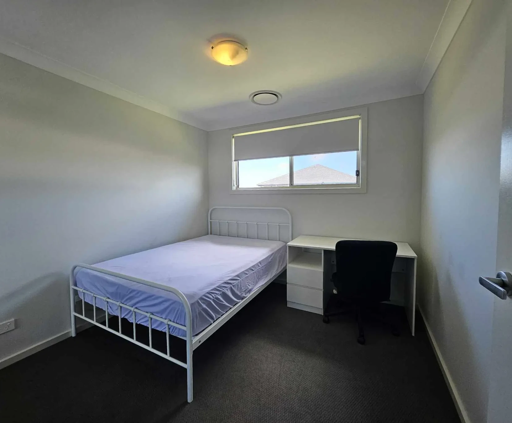 Private room with shared bathroom - student accommodation in Sydney