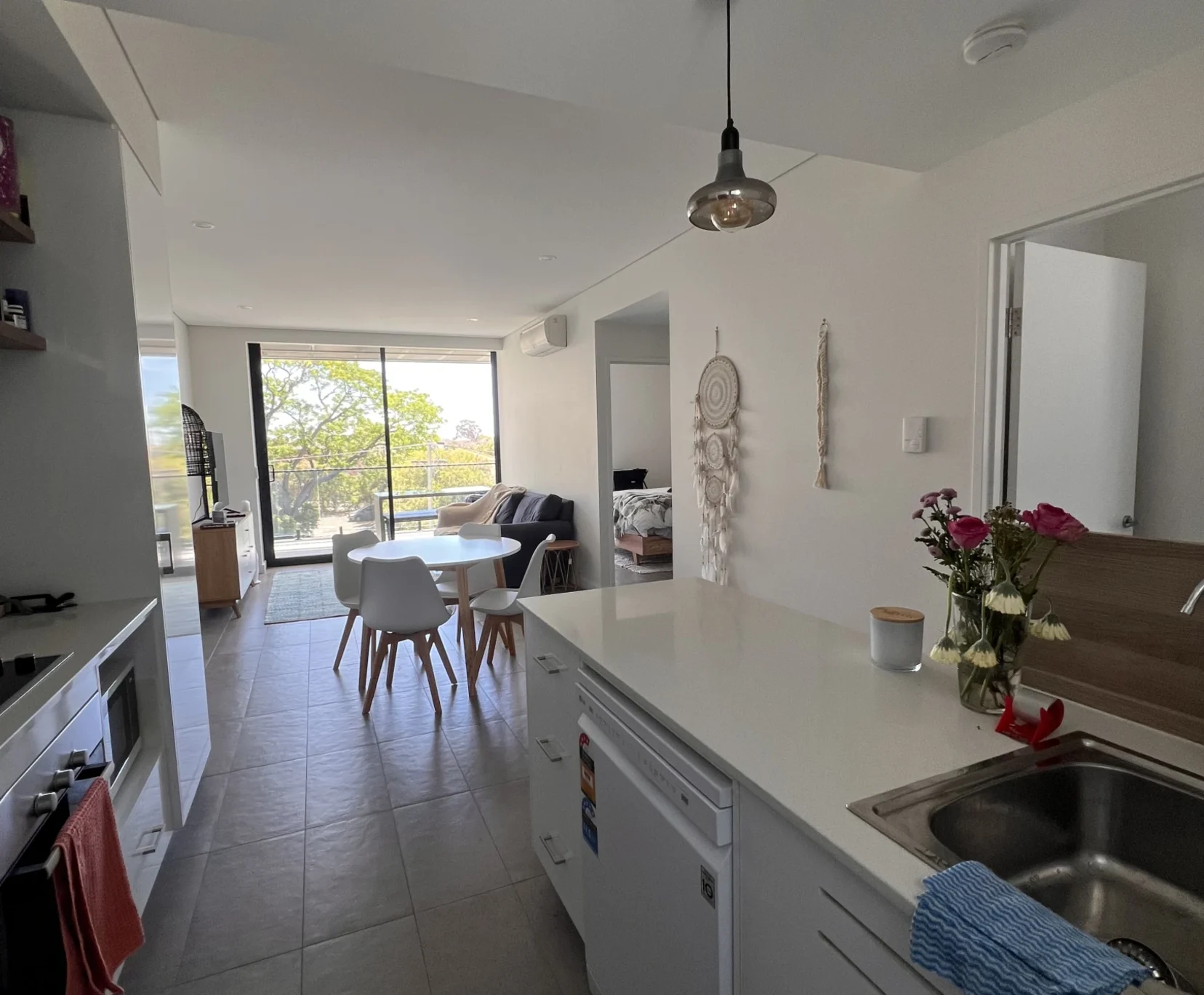Private room with shared bathroom - student accommodation in Australia