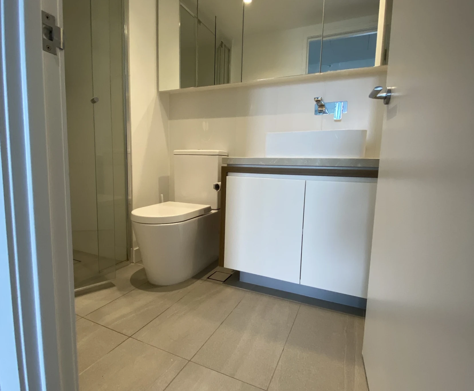 Private room with shared bathroom - student accommodation in Australia