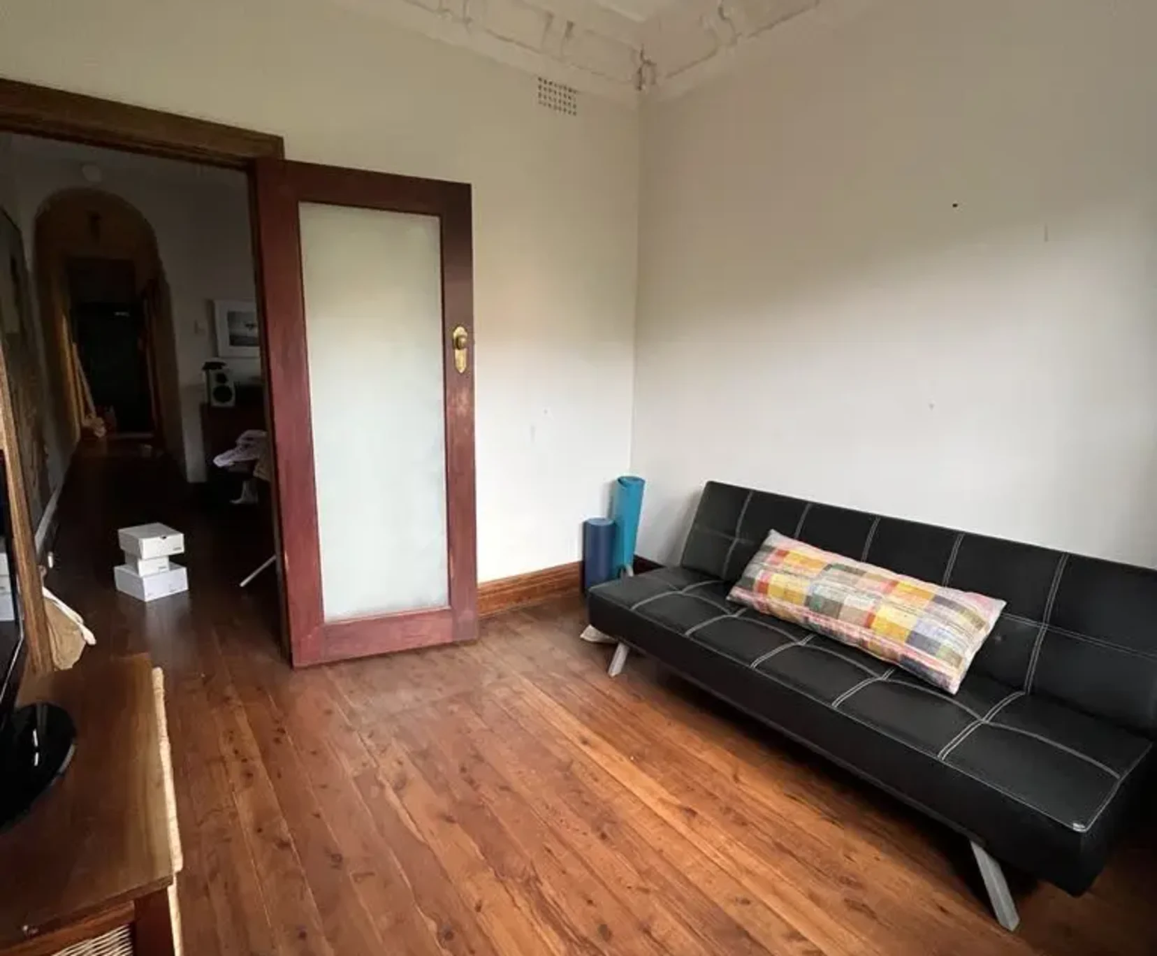 Private room with shared bathroom - student accommodation in Australia