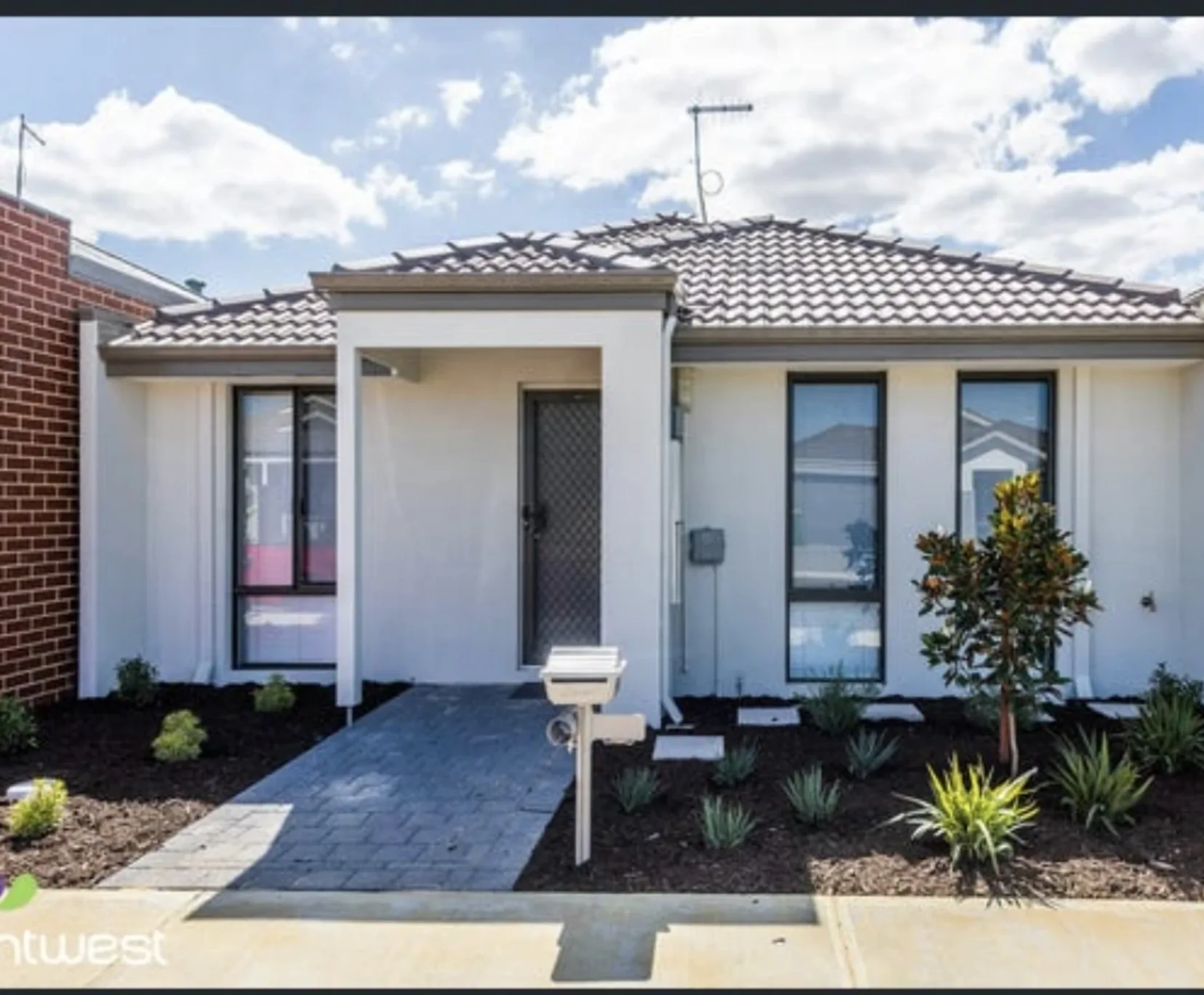 Private room with shared bathroom - student accommodation in Australia