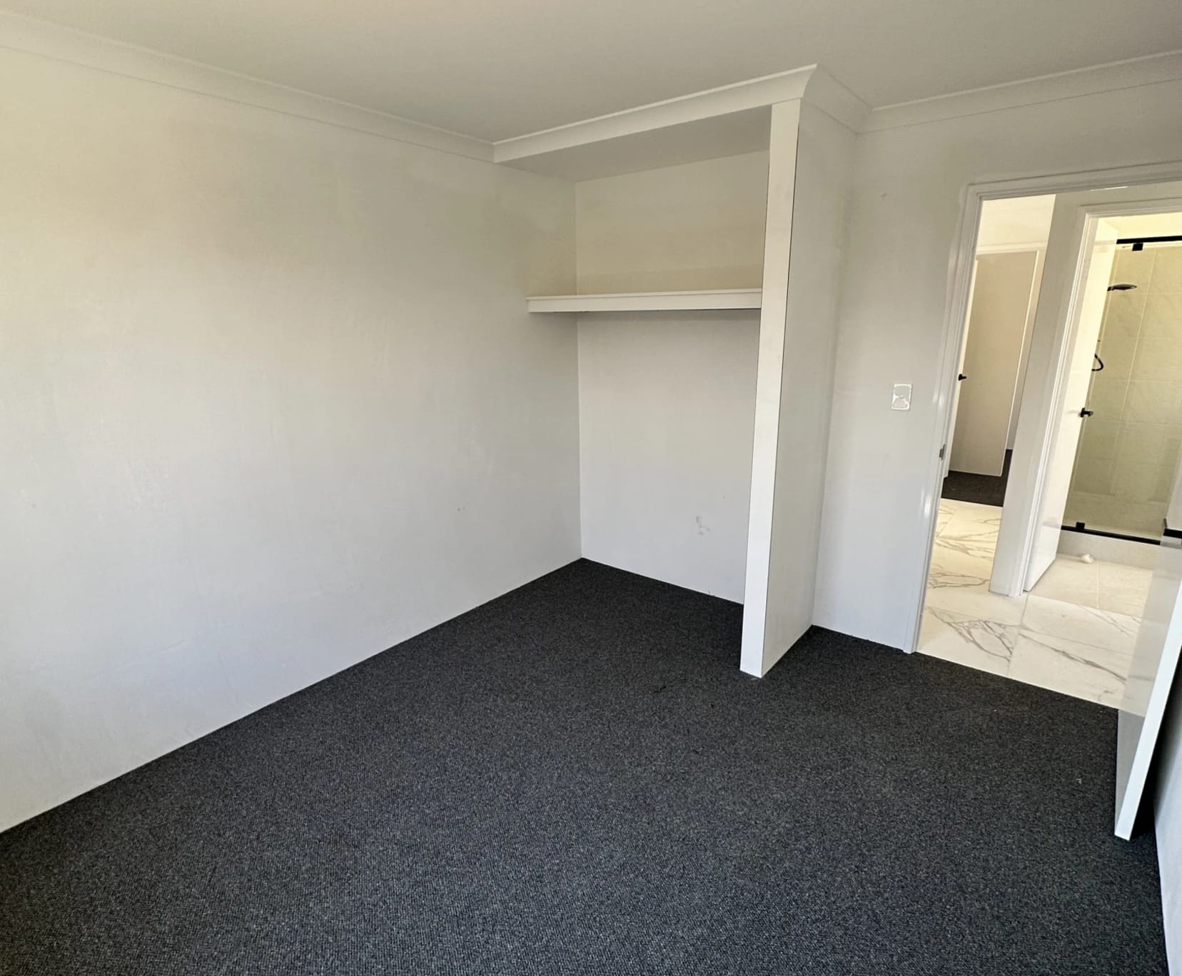 Private room with shared bathroom - student accommodation in Australia