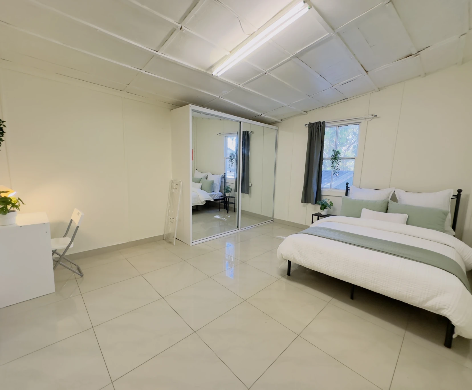 Private room with shared bathroom - student accommodation in Sydney