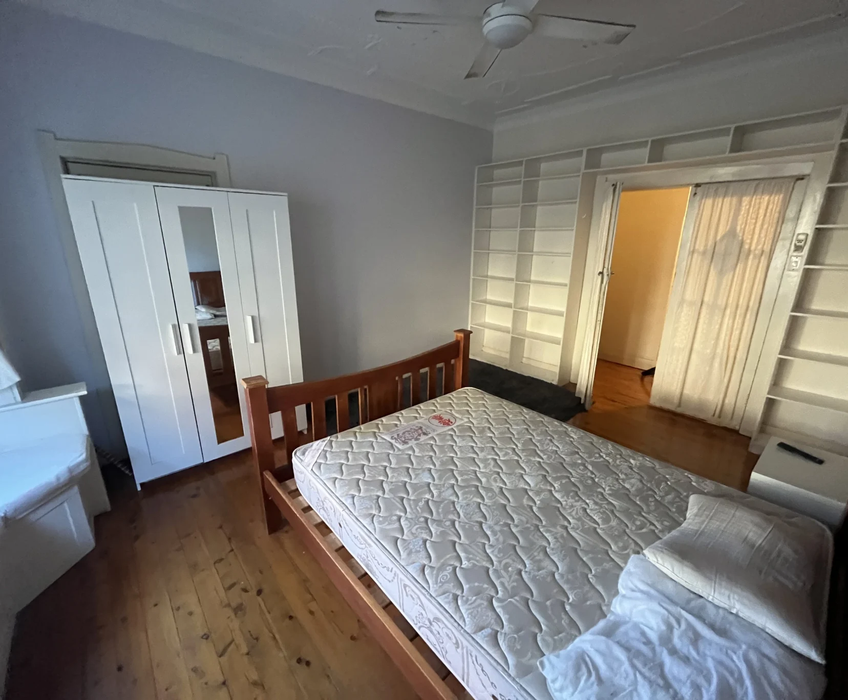 Private room with shared bathroom - student accommodation in Australia