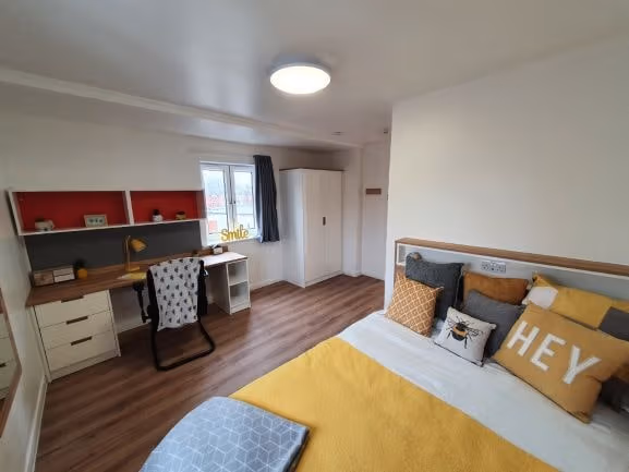 Silver Ensuite | 3, 4 or 7 Bed Flat - student accommodation in Manchester